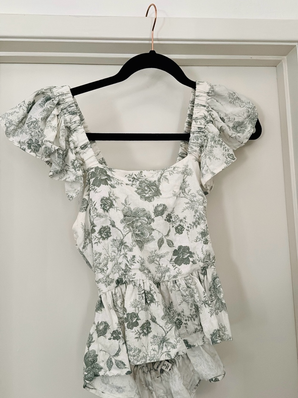 Francesca's Collections White Floral Square-Neck Ruffle Top